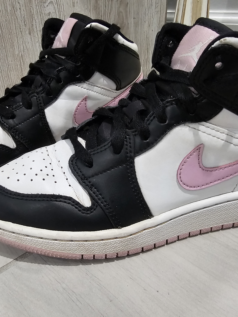Nike Air Jordan Girls High-Top Sneakers in Black, White & Pink Size 4Y